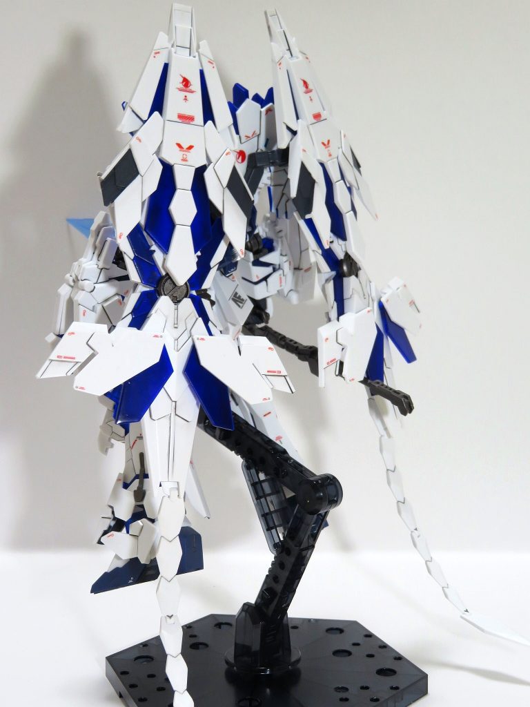 背部にはアームドアーマーDEを装備。