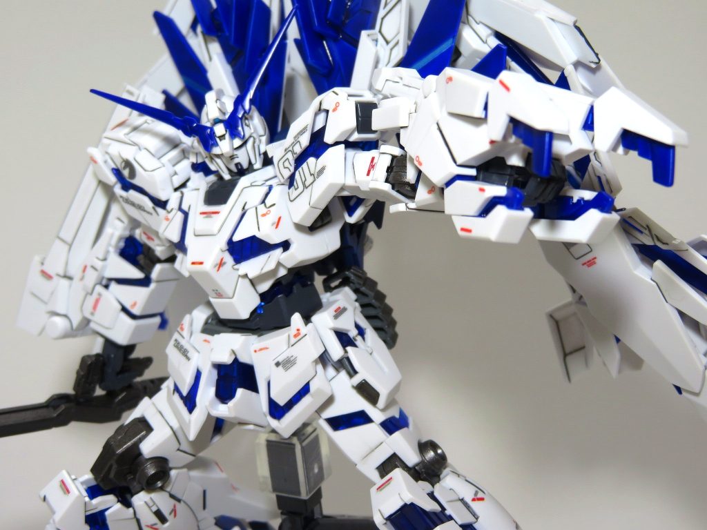 左手にはアームドアーマーVNを装備。