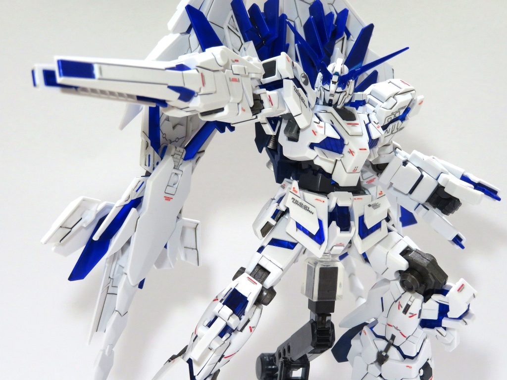 右手にはアームドアーマーBSを装備。