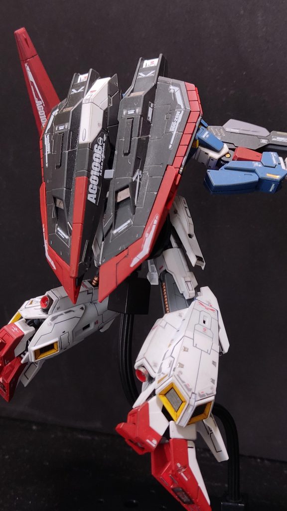 バックショット、バーニアなど細部の塗分けをしています。