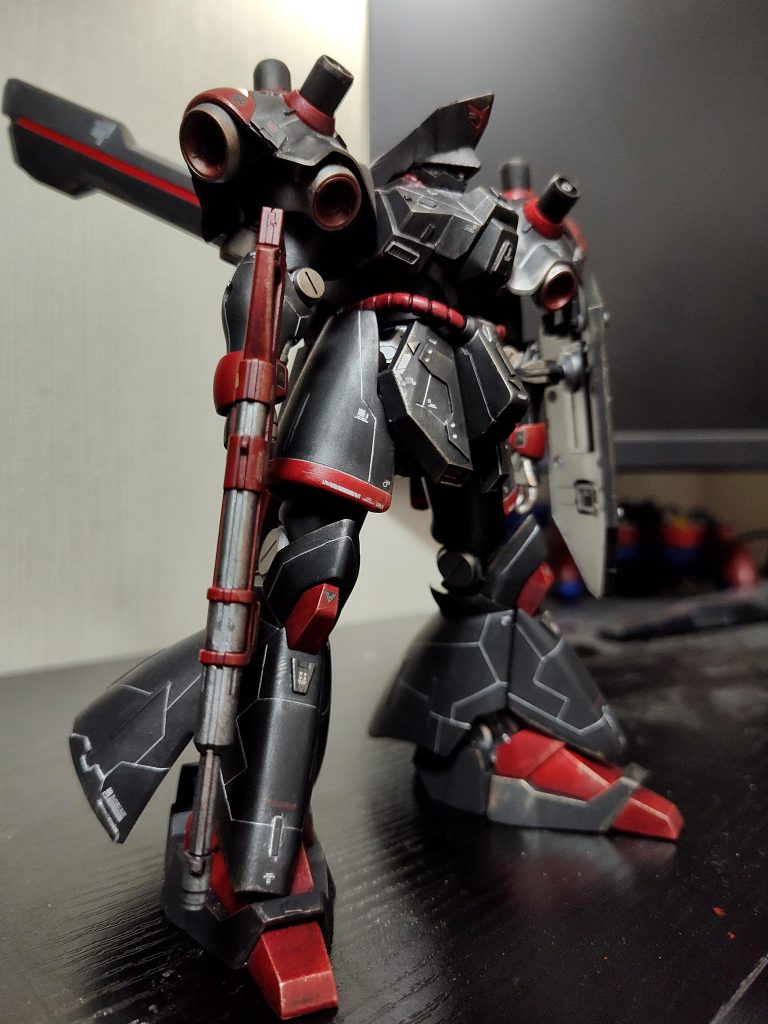 足はジャンクで買ったHGサザビーのものと変更してあります