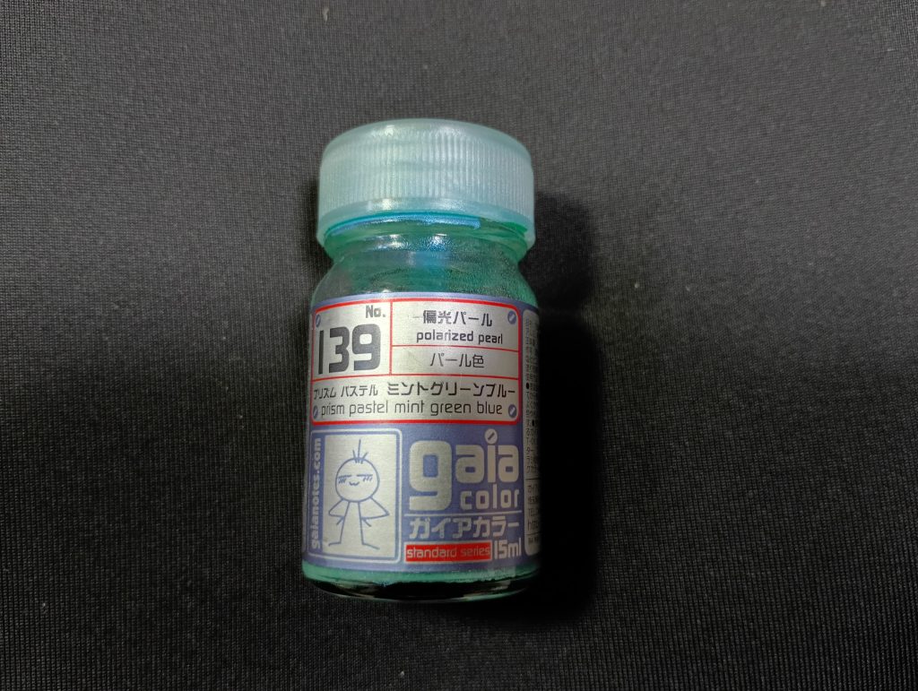 普段ガンダムマーカーしか使わないのに、衝動買いしてしまった。もちろんエアーブラシはない!ということで。筆塗りです。あっという間に固まるのが目に見えていたので、ボコボコになっても大丈夫な機体は何だろうと考えていたら、この子を発見!!早速筆塗りしてみました。