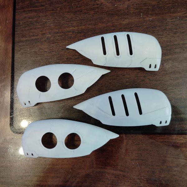 閲覧ありがとうございます！先日のキュベレイダムドの続きです！さて、たくさん作業をしていたような気がする割にさほど進んでおらず、我ながら驚いています今回は肩のバインダーのスジボリをしていました全部同じに彫れないので全て違うデザインにしました薄くてスミマセンもう少しプラ板工作してもよさそうですまた、背面接続のファンネルコンテナを腰接続に変えて重心を下げてどっしり感を出そうと思います空いた背面はベタですがコトブキヤさんのプロペラントタンクでもくっつけてみようと思います今日はここまでです（1枚目）