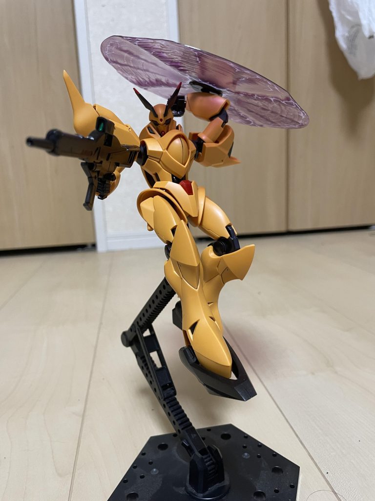 なんでこの機体シールドをヘリコプターして飛ぶの？って思って調べたら、こうやって飛ぶとスラスターの燃料消費しないみたいです。ビームの電力だけでいいみたい。(…片腕つぶれるのリスク……ないか…ないよな。)以上。完成報告でした！