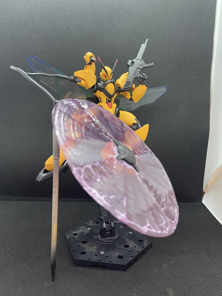 ビームシールドはこう使うんだ！！！右腕が長いのはコレを使うためでした。(本当は虫っぽくしようとして失敗)