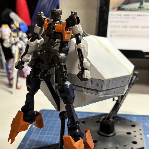 ジークアクスを見ててキケロガ欲しいけどブラウブロが売ってないため、ないならば作ってしまえということで鋭意製作中です変形機構はビルドファイターズのオプションのなんかのアームを使って4分割できるようになってます。本体は脚部以外は内部に収納できるようになっていますどうやってインコム付けるかとかは考えていません（1枚目）
