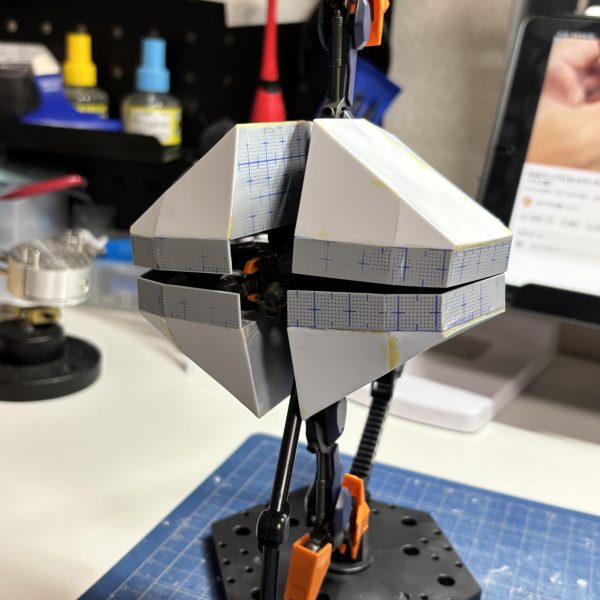 ジークアクスを見ててキケロガ欲しいけどブラウブロが売ってないため、ないならば作ってしまえということで鋭意製作中です変形機構はビルドファイターズのオプションのなんかのアームを使って4分割できるようになってます。本体は脚部以外は内部に収納できるようになっていますどうやってインコム付けるかとかは考えていません（2枚目）