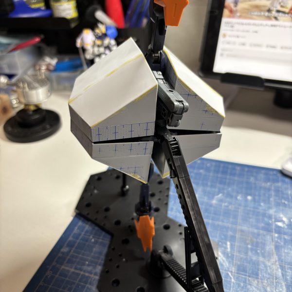 ジークアクスを見ててキケロガ欲しいけどブラウブロが売ってないため、ないならば作ってしまえということで鋭意製作中です変形機構はビルドファイターズのオプションのなんかのアームを使って4分割できるようになってます。本体は脚部以外は内部に収納できるようになっていますどうやってインコム付けるかとかは考えていません（3枚目）