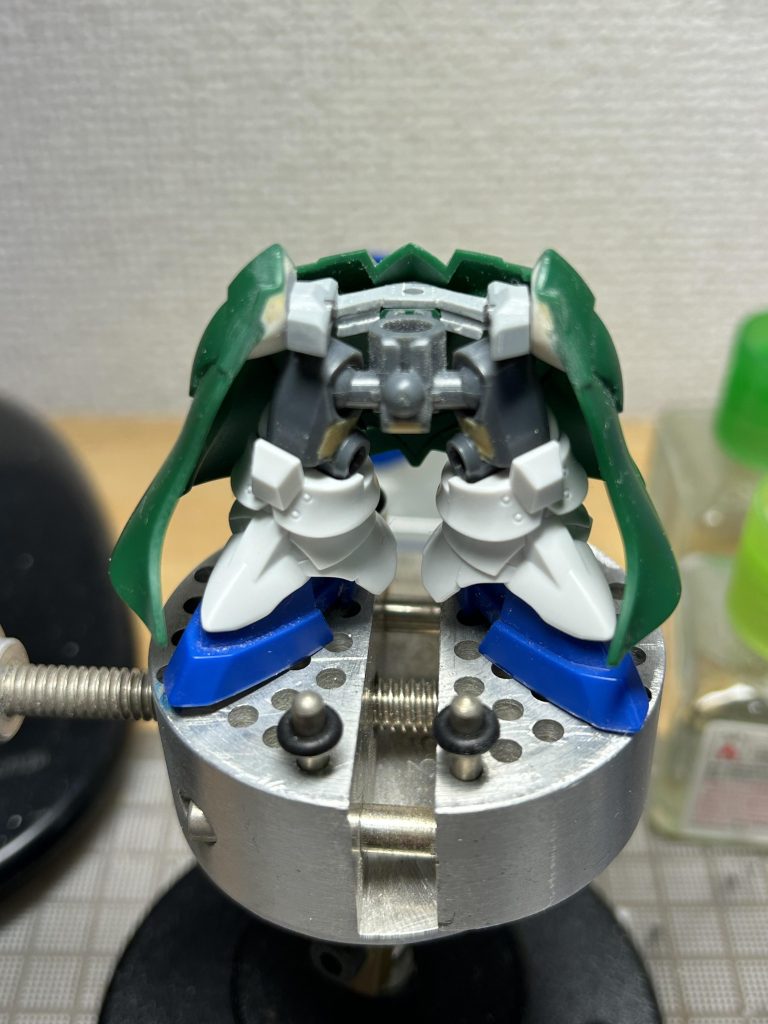 脚とサイドスカートを切り離したことでそれぞれ独立して動かせるようになり、ごくわずかにですが脚を外向きに開かせることが出来るようになります。スネアーマーの先端と足の爪先の向きを揃えられるようになりました。言わなきゃ誰も気づかない程度の違いなので完全に自己満足ですが。