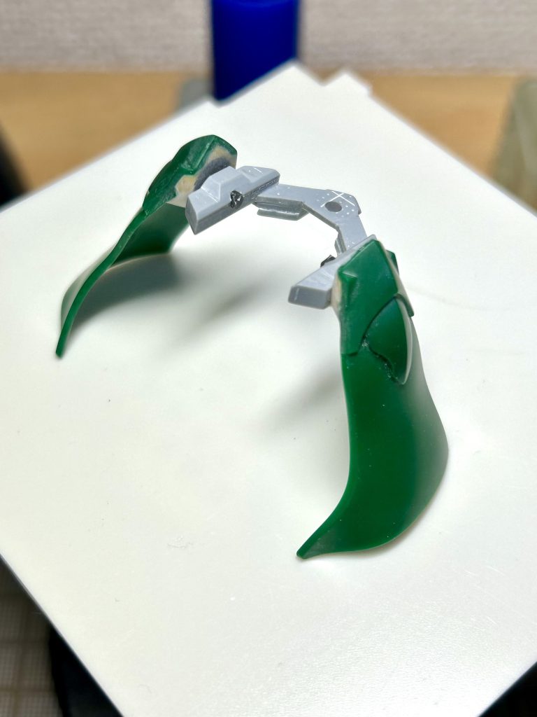 太ももに接続するようになっているサイドスカートがリアスカートに引っかかって脚を外向きに開けないので、プラ板で腰部フレームを自作して、そちらに取り付けるようにしてみました。