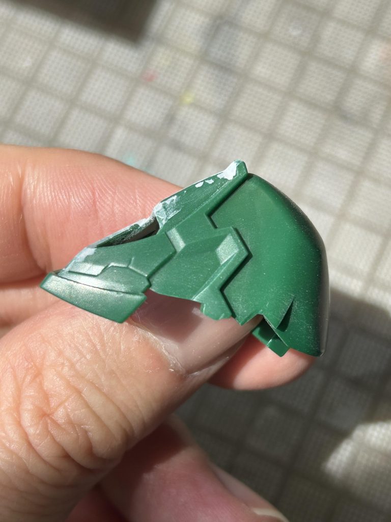 帽子の額のライトグリーンの部分は設定画や箱絵では細い溝で繋がってるように描かれてますが、キットでは金型の抜き方向の都合でその溝が無かったことにされています。六角形の縁の内壁の部分もやはり金型の都合でひしゃげた形になっているので…