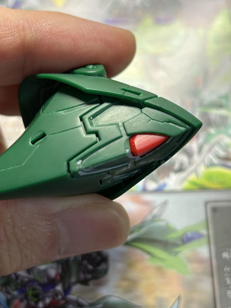 チゼルや彫刻刀で彫り込んで、より設定に近い形に近づけました。