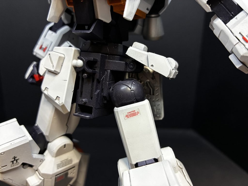 足の軸はユニコーンガンダムのパーツを移植