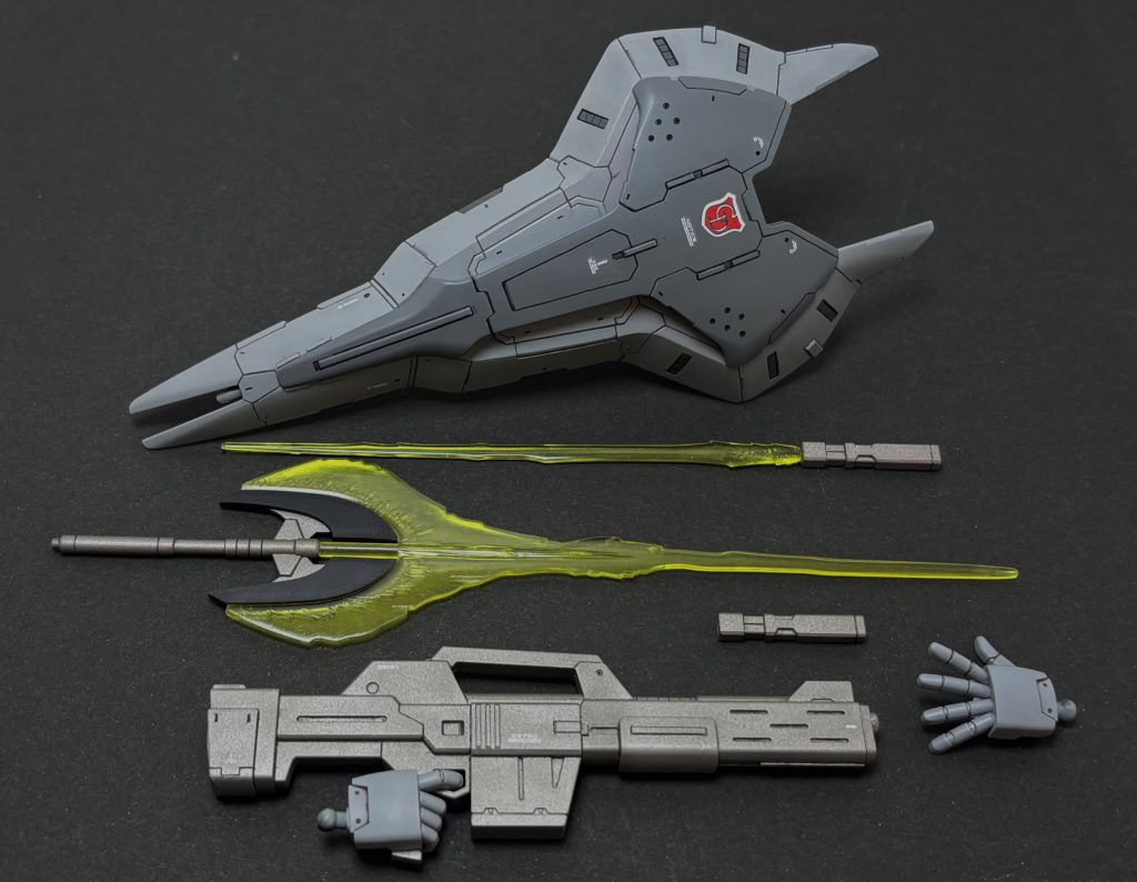 △付属品一覧 シールドはエンブレムシールを貼る事をすっかり忘れてディテールを入れてしまったので なんとなくBB戦士サザビーについていたエンブレムシールを貼りました