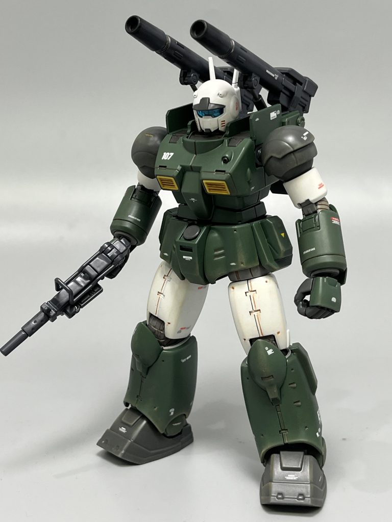 このキットについても可動やディテールなど優秀ですのでそれらについてはいじる事なく作成しました。ただ個人的な好みから手持ちの武器はマシンガンに変更、余っていたEZ8の100mmマシンガンとウェストアーマーを流用して、地上戦対応風にしてみました。