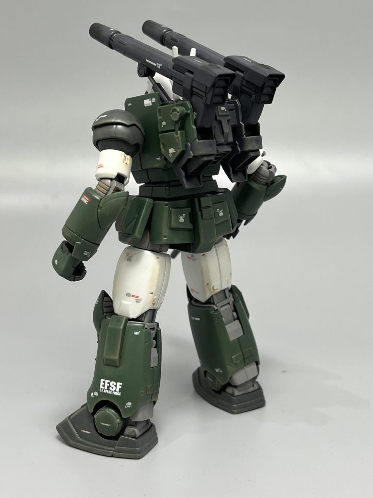 手持ち武器をマシンガンにした事で、ハンドパーツもシステムウェポン付属のものに変更、ガンキャノン用なので、丸型のハンドパーツを使いました。