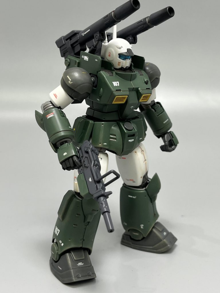 白い部分はニュートラルグレー1、武器類はファントムグレー、関節部分はニュートラルグレー3を使用、デカールはガンダムデカールの連邦系のものを適当に使いました。外装部分は全体的にサンド系のウェザリングと茶系の墨入れをしてます。