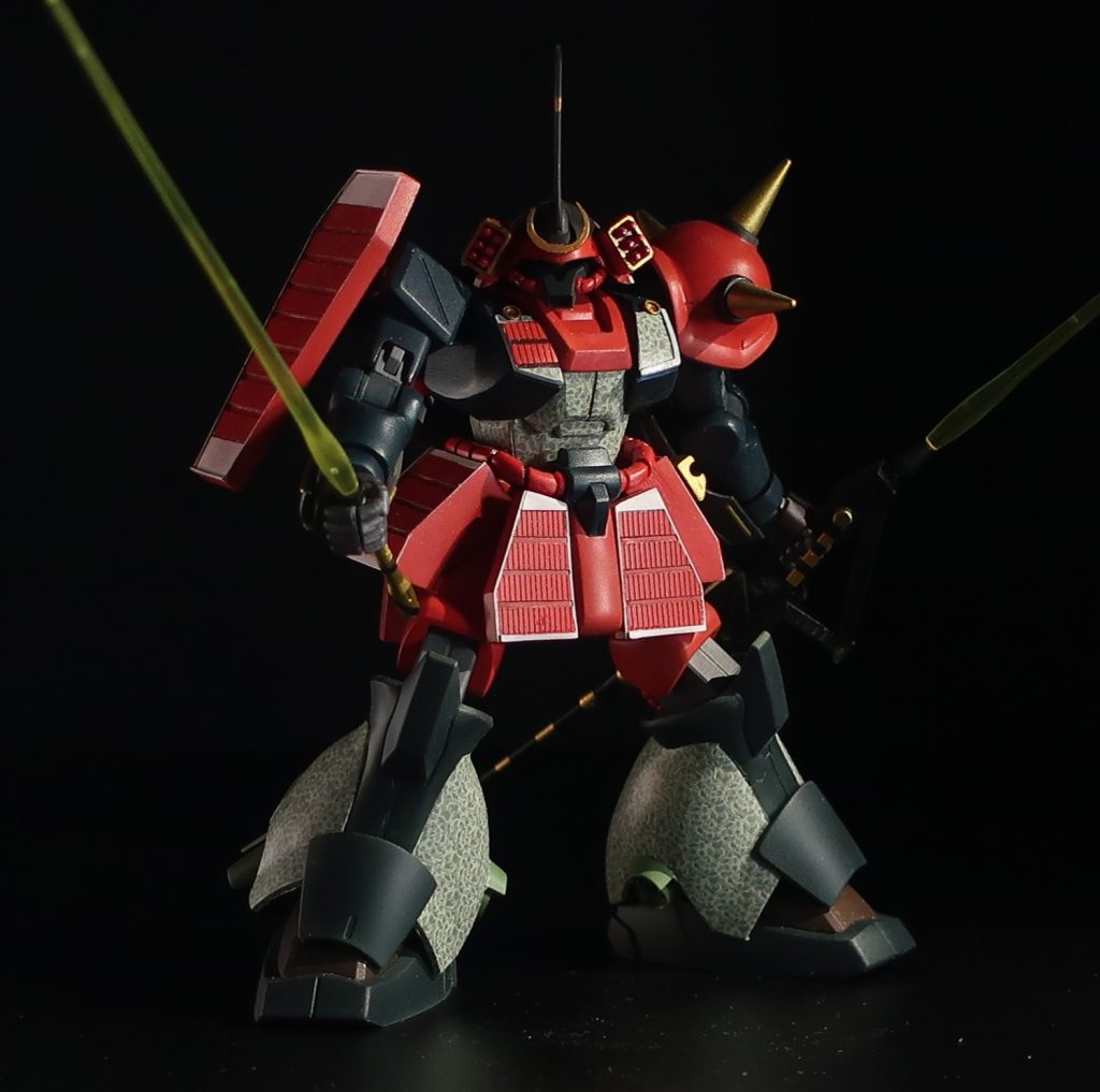 兜の吹返しをどうしようかと悩みましたが、マラサイの設定を調べると、バルカン砲の代わりに小型ミサイルポッドを装備できるというではないですか。そんなわけで、6連ミニミサイルポッドを吹返しに見立てて装備。