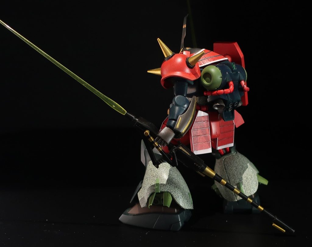 当初は両腕とも大袖（シールド）にしていましたが、どうもマラサイ味が足りなくなるので、スパイクアーマーのままにしています。