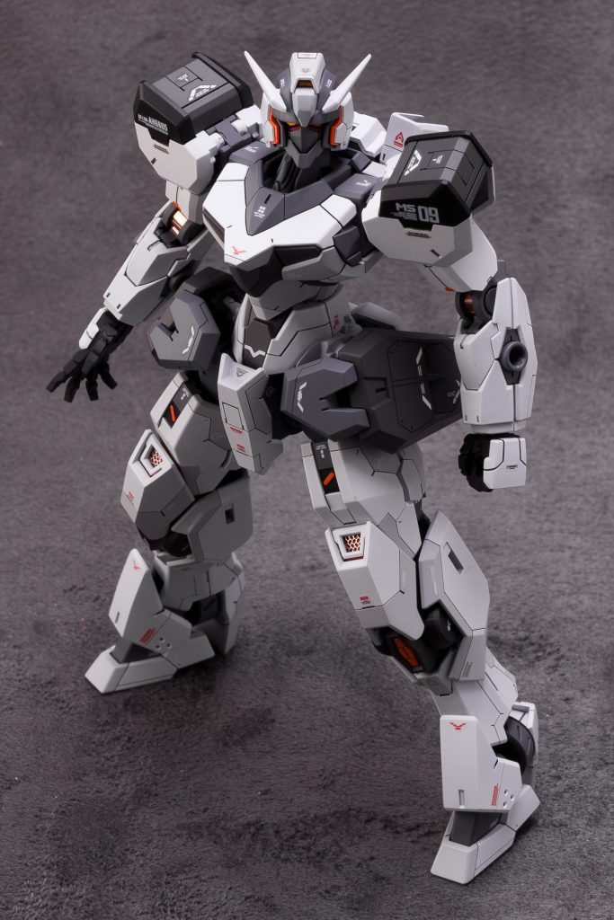 武器の色には満足していない。グレーに塗るべきだった。シールドのデカールにも納得がいかない。