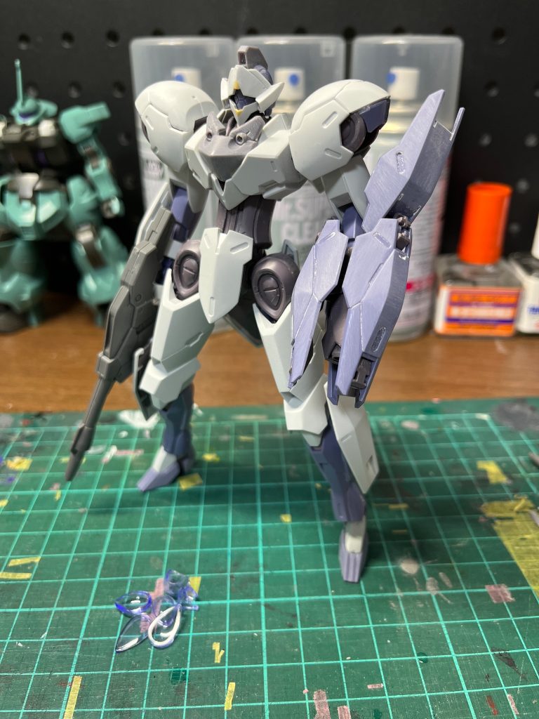 装甲をパテでなじませて、センサーの形状も量産機っぽく変更。