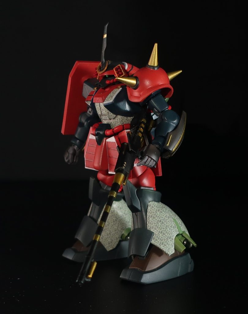 長銃身のフェダーインライフルは重籐弓に見立てて縞模様に。フロント・リアアーマーと右肩のシールドはプラ材のスクラッチです。縅(おどし)はモールド入りプラ板を貼り付けて再現しました。