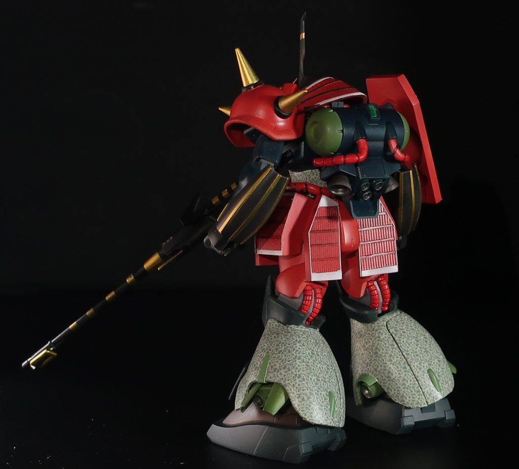 背面。スネのフレアには袴の模様を再現するべく、1/35フィギュア用の迷彩デカールを根気よく貼り付け。