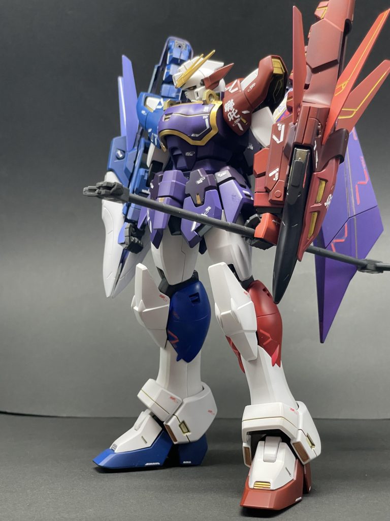 右手に青龍、左手に赤龍を配し、自らは紫龍と化した五飛。超龍人哪吒として正義を成す(妄想)青と赤、混ぜたら紫という単純な思いつき🤣