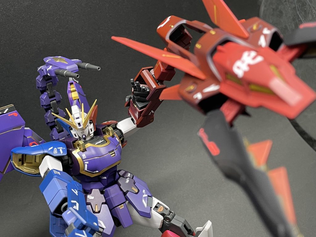 青赤紫部分はパープルサフにそれぞれの色を乗せていきました。各色2、3種類で塗り分けています。写真では全く分かりませんが右目を金、左目を銀にしてます。