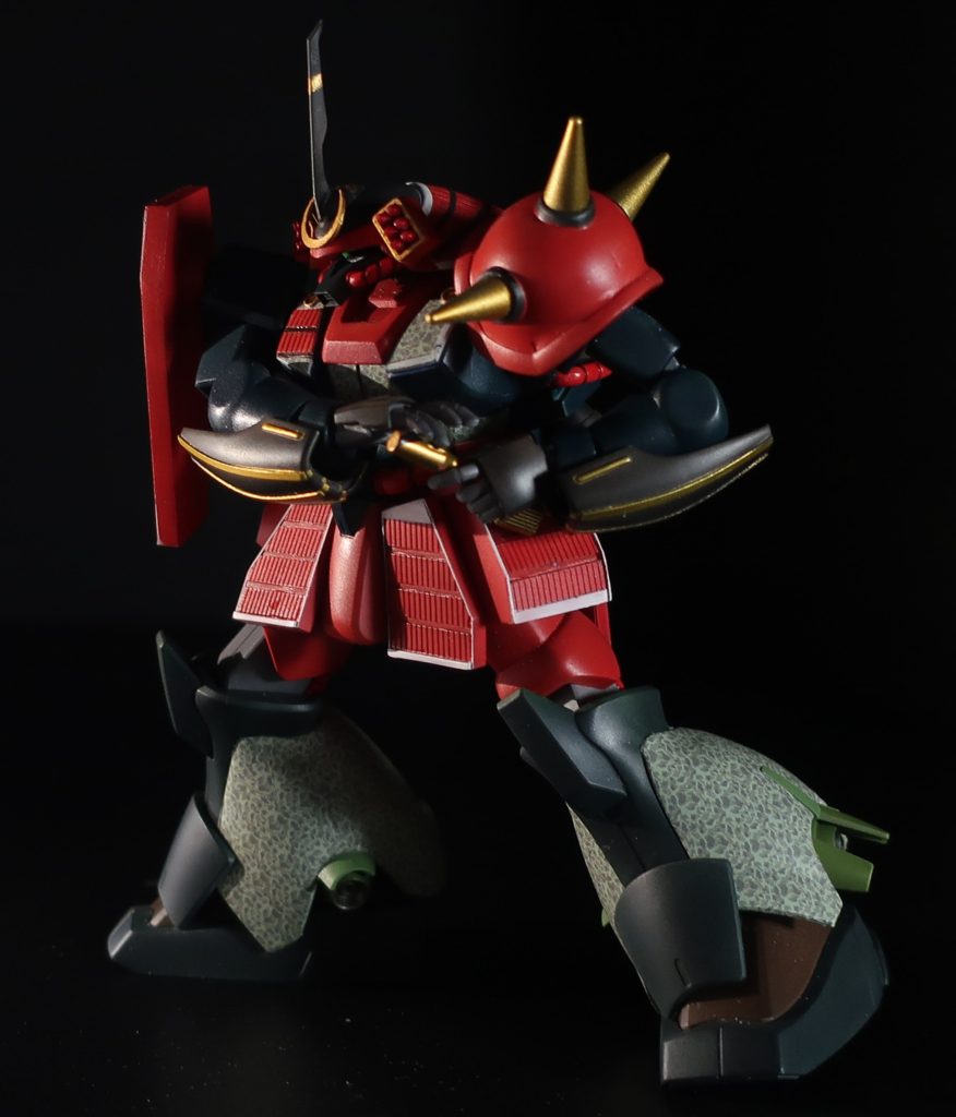 ビームサーベルの柄が長いから、腰に佩かせると抜剣ポーズがとれそうだなあ……でもちょっと苦しいなあ……そうだ！　可動範囲の大きいHGUCザク(新版)から腕と腕の付け根をもぎ取って移植してしまうのだ！というわけで、より自然な抜剣ポーズになりました。