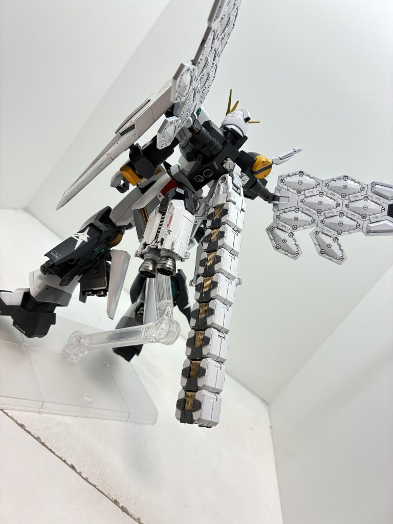 今回はグラスフェザー装備をEGνガンダムにミキシングしてありそうで無かったのかな?😅組み合わせてみました改造に関してはあまり難しい加工はせず面がサラなので筋掘りでグラスフェザー装備に合いそうなディテール追加を心がけました。