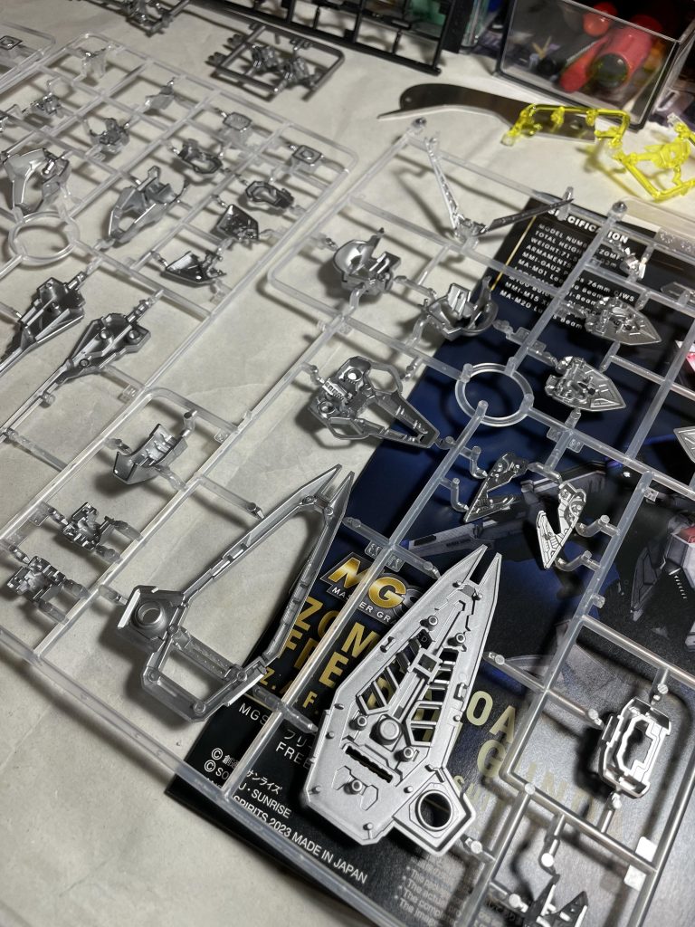 今回はランナー塗装で作製！白いクリアーは裏面にシルバー塗装、表面はクリスタルカラーのダイアモンドシルバーを吹きました。黒いパーツはクリアーブラックです😆