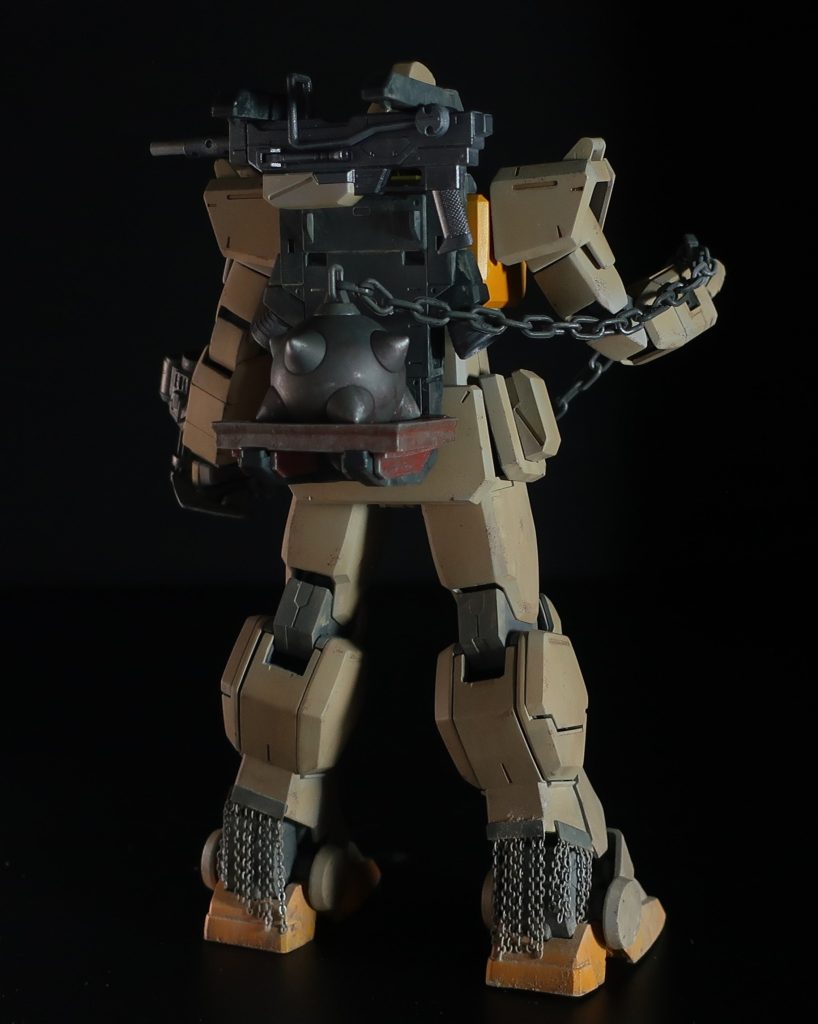 行軍中ずっとハンマーをぶらぶらさせるわけにもいかないので、特別あつらえのウェポンラックに乗せて背負います。