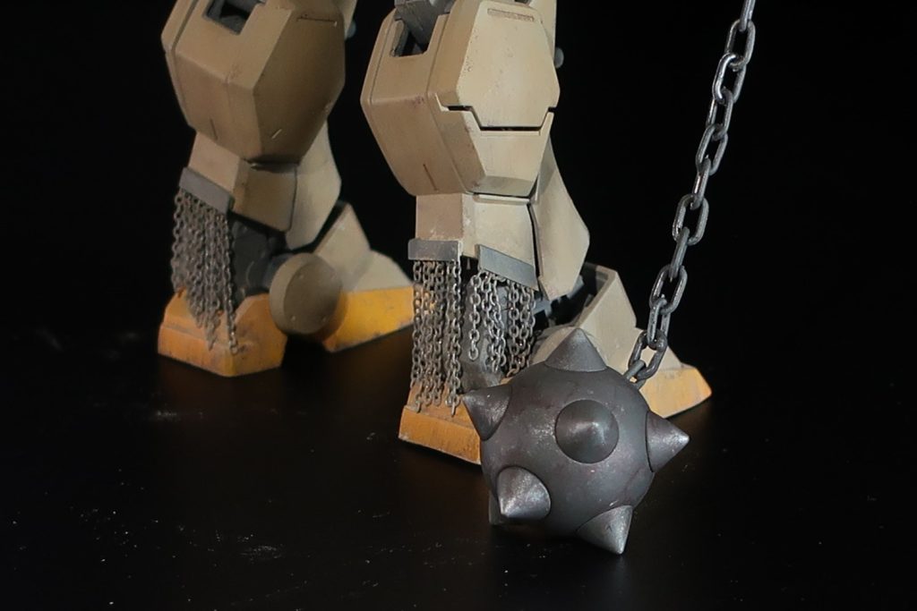 足首外側には対MSロケットよけのチェーンカーテンを装備。ハンマーには敵の血……ではなく敵機のオイルが付着しています。