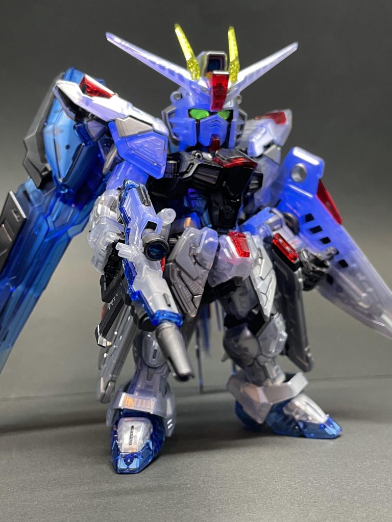 ツインアイは蛍光イエローでびこーんシステム搭載😁白い部分もブラックライトで反応してしまい全体がぼんやり光ります🔦