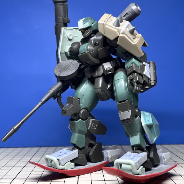 2機同時制作中のデスルター。先日アップしたKタイプに続き、こちらのDタイプもあらかた定まりました。2機とも基本的には水星キットを使ったミキシングが主です。過去作で好き勝手してきた過程で色々なジャンクが産まれてしまっており、それらを今作でちょこちょこ供養出来てる気がしてました。が、ここに来てハイングラとダリルバルデからパーツを拝借…へへへ水星キットを弄る遊びはまだまだ続きそうです。時代はジークアクスなのにw（1枚目）