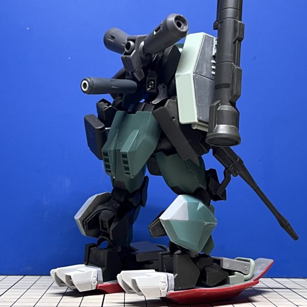 2機同時制作中のデスルター。先日アップしたKタイプに続き、こちらのDタイプもあらかた定まりました。2機とも基本的には水星キットを使ったミキシングが主です。過去作で好き勝手してきた過程で色々なジャンクが産まれてしまっており、それらを今作でちょこちょこ供養出来てる気がしてました。が、ここに来てハイングラとダリルバルデからパーツを拝借…へへへ水星キットを弄る遊びはまだまだ続きそうです。時代はジークアクスなのにw（2枚目）