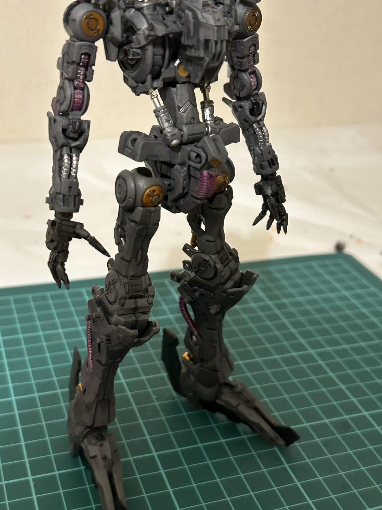 1パーツずつ1200ウエスで磨いて、筋彫りして、マッキーとネイル消しで墨入れしました。