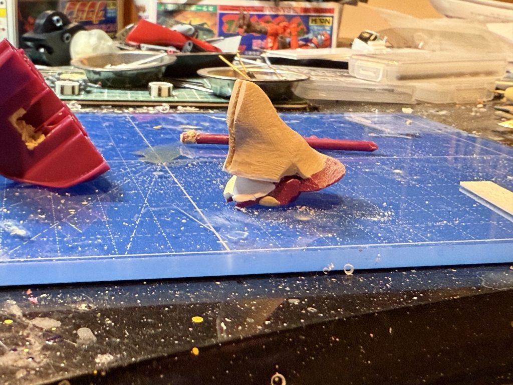 頭は盛大にエポキシパテもって整形.戦国武者の兜みたい.