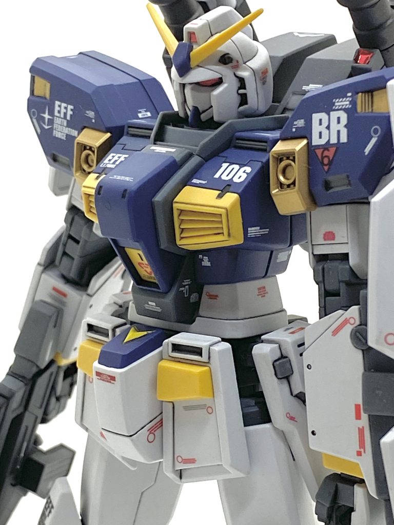 前作の旧HGのブルーディスティニー2号機が完成してから作り始めたので4月中旬ぐらいからだと思います。表面処理ともモールドの彫り直しを丁寧にやって塗装を始めたぐらいから夜にみぞおちに鈍痛が走り、頻度が上がって遂には会社に行けなくなる程でした。最初は胃潰瘍だと思い、お医者さんに行き、胃カメラをしたのですが・・・異常が見つからず、GW中にも夜中に鈍痛が頻繁に起きてしまうのでネットで調べましたら胆石の可能性が高いとわかりました。休み明けすぐに総合病院でCTとMRIで検査したら案の定、胆石による胆嚢炎ですぐに摘出手術になり入院する事になり、ますますガンプラどころじゃなくなります。手術は無事に終わり5日ほどで退院しましたが・・・体調がまだまだで神経を使う塗装やデカール貼りはとても出来ず、暫くは積んであるキットをパチ組したり、表面処理をして体に負担を掛けない様にしました。