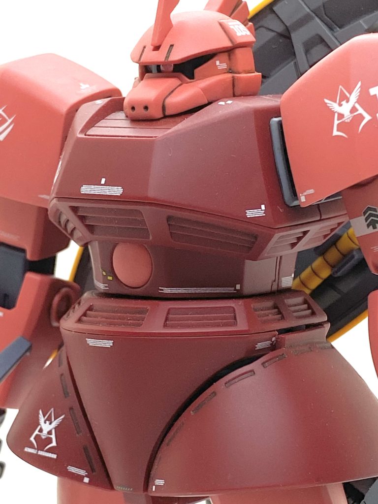 前に量産型ゲルググを作っているのでコーションのデカールの位置はほぼ同じにしました。ただシャアのマーキングは相当余っていたので自己主張の強いシャアは自分のパーソナルマークは沢山貼ると思い(笑)、何か所も貼っています