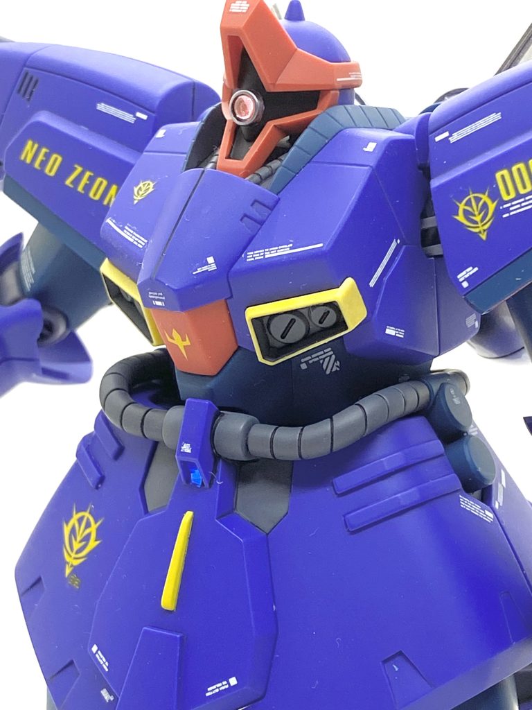 とある中古屋さんでこのドライセンが1万超えで本当にびっくりしました(HGUCのZZ系のキットは一部を除いてどれも異常に高く、そんな値段にならないよう再販を望みます)。袖付きバージョンも持っているので今回はなるべく合わせ目を消さないという事を目標に作る事にします。合わせ目は肩、腕付け根、太もも、膝、脹脛とあるのでそこは0.3~0.5のダンモをを使い、全てモールドにしましたが全く違和感なく安心しました。表面処理をしながら甘いモールドを彫り直していくのですが・・・モールドかどうか微妙な箇所も多く、見極めには苦労しました。ただ、プロポーションは全く問題無く、仮組したら人気があってこそ中古価格が高くなったと思いました。