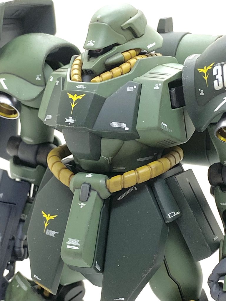 ギラ・ドーガもメカ部の成型色がメタリックなのでこれはこれでいいのですが・・・手足の関節部は大きなパーティラインが入っていて、ヤスリで処理してもラインが残ってしまうのです。関節は色剥げが嫌なので塗装しないのが常なのですが今回は塗膜が強いメカサフライトを塗装してわからなくしています。メカサフライトはサーフェイサーですから塗膜が非常に強いので関節の塗装向きで前に作りましたザクⅢ改も同じく関節に使いましたから繋がりが出て、良いと思いました。