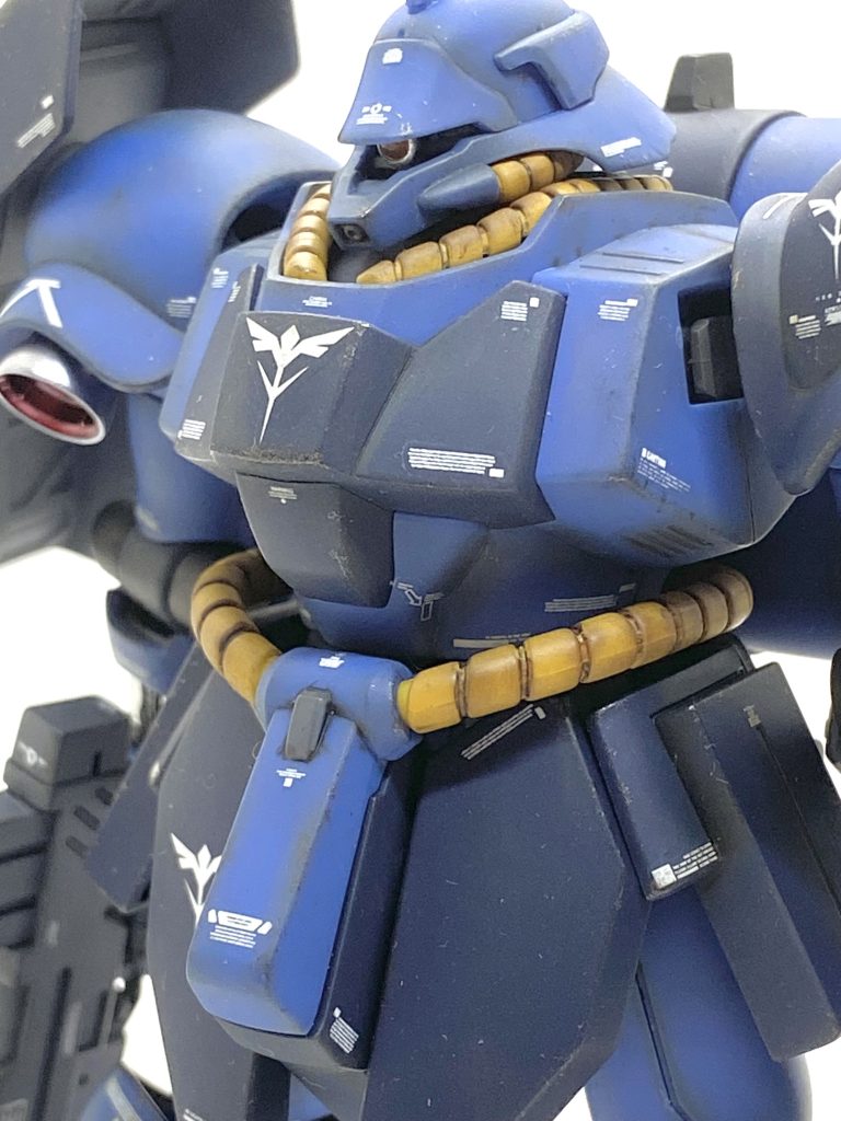 レズンギラ・ドーガもメカ部の成型色がメタリックなのでこれはこれでいいのですが・・・手足の関節部は大きなパーティラインが入っていて、ヤスリで処理してもラインが残ってしまうのです。関節は色剥げが嫌なので塗装しないのが常なのですが今回も塗膜が強いメカサフライトを塗装してわからなくしています。メカサフライトはサーフェイサーですから塗膜が非常に強いので関節の塗装向きで前に作りましたザクⅢ改も同じく関節に使いましたから繋がりが出て、良いと思いました。