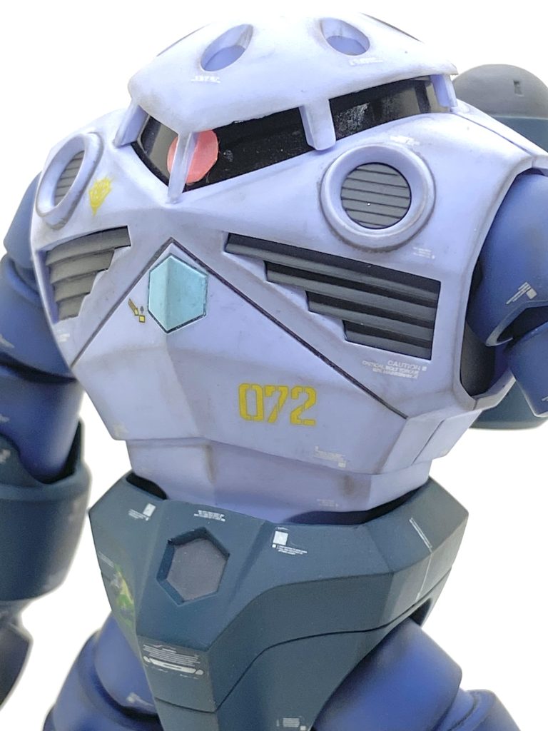 ズゴック見る度に「クローをメタリックにしたらカッコいいんだろうな」と思っていて、自分が作る時は絶対にメッキシルバーにしようと考えてました。黒を下塗りにしていざ塗ってみると・・・エアブラシの強い圧だと上手く塗れず圧を弱くしてフワッとやるとある程度は上手くいきましたが取り扱いが難しく、もう少し修練が必要だと思いました。今はガイアノーツ様からブレードシルバーという刀とかの武器用の塗料もあり、こちらも使いたいです。