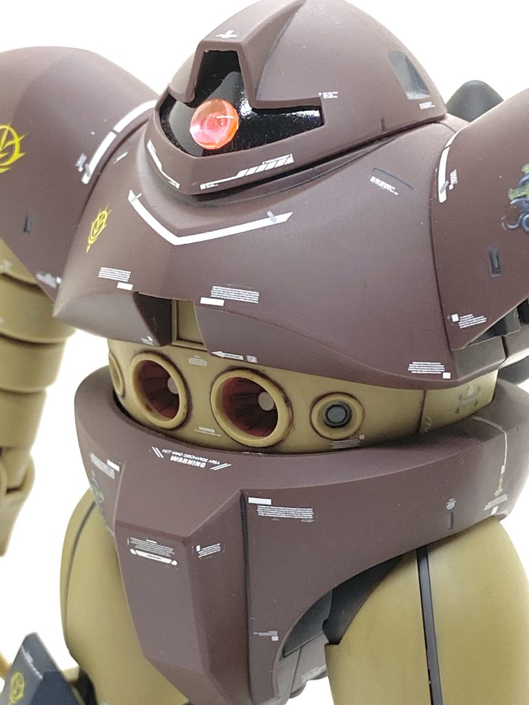 RGのデカールはラインデカールが多く、特にシャア専用ザク用のは使えそうなのが多数有りましたから貼る位置を上手く調整して貼ってみましたら、かなり良い感じになり手間はかかりましたが貼って良かったと思いました。特に脛の部分は合わせ目が目立たない上に良い感じになりましたがアイアン・ネイルの部分はかなり強引に貼りましたから結構無茶をしました(笑)。