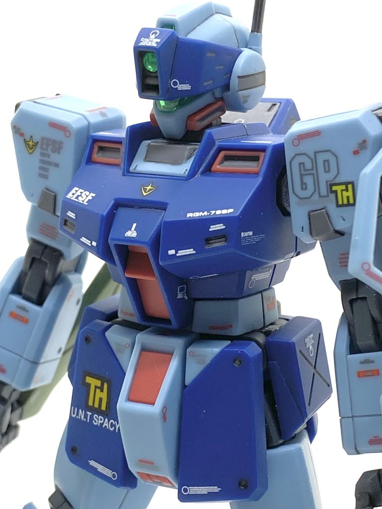 ジム・スナイパーIIは先に出ましたジム・コマンド系列の機体ですがキット化は全くの新規で流用パーツはありませんが良く動くのでコマンドよりポージングが決まります。パーツ分けも大変優秀でほぼ設定通りに色分けされていて成型色仕上げの自分には大変ありがたく、逆に細かいディテールをグレーで塗っています。特にデザインしました出渕裕様の手がけるのでよく見かけるブチ穴がジム・スナイパーIIにも多数有るのでそこは全てグレーで塗り、MGと同じメカを意識しています。合わせ目も目立つのは腕の後ろと足のアンクルガード、武器ぐらいなどで表面処理は非常に楽にでした。アンクルガードは逆側にスジボリ入れてモールドにしましたが後はきちんと接着して消しています。