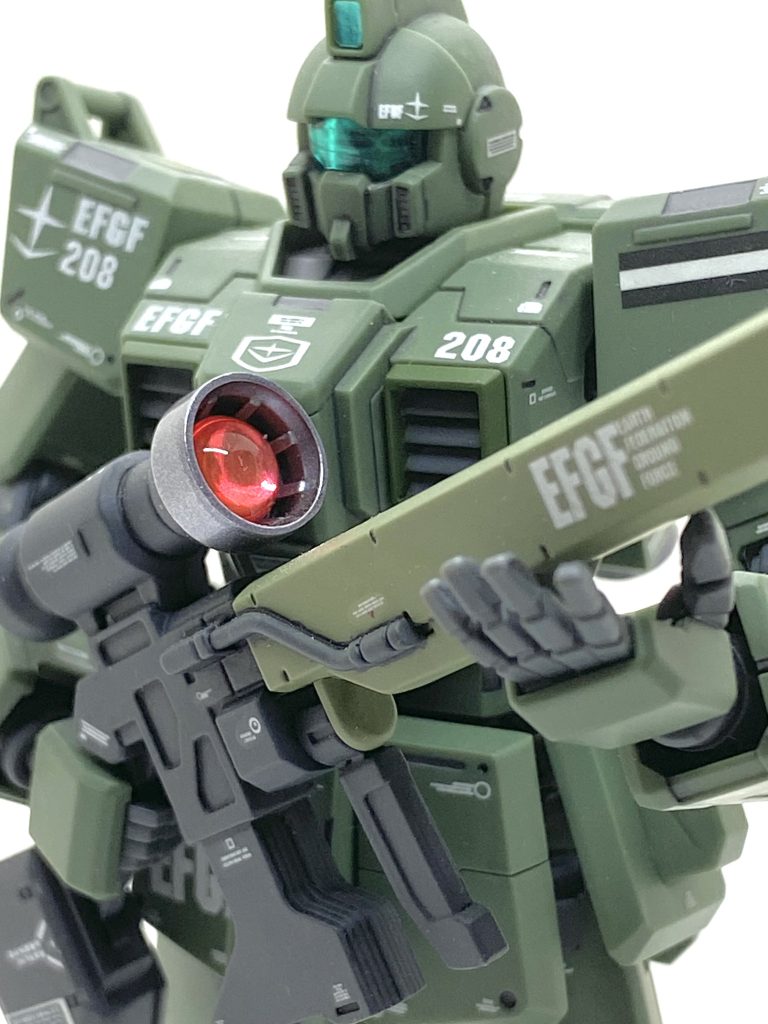 ジム・スナイパーもHGUCながらガレージキット並みのディテールなので墨入れするだけでかなり映えると思います。陸戦型ジムの温かみのあるホワイトと違い、ダークグリーンの機体はいかにも冷徹な狙撃手という感じで全くイメージが違くなります。陸戦型ジムの時と同じく差し色にニュートラルグレーを入れ、白のデカールを沢山貼ってからつや消しを吹きますとグレーと白が浮き上がってる感じが出るので上手く仕上がりました。