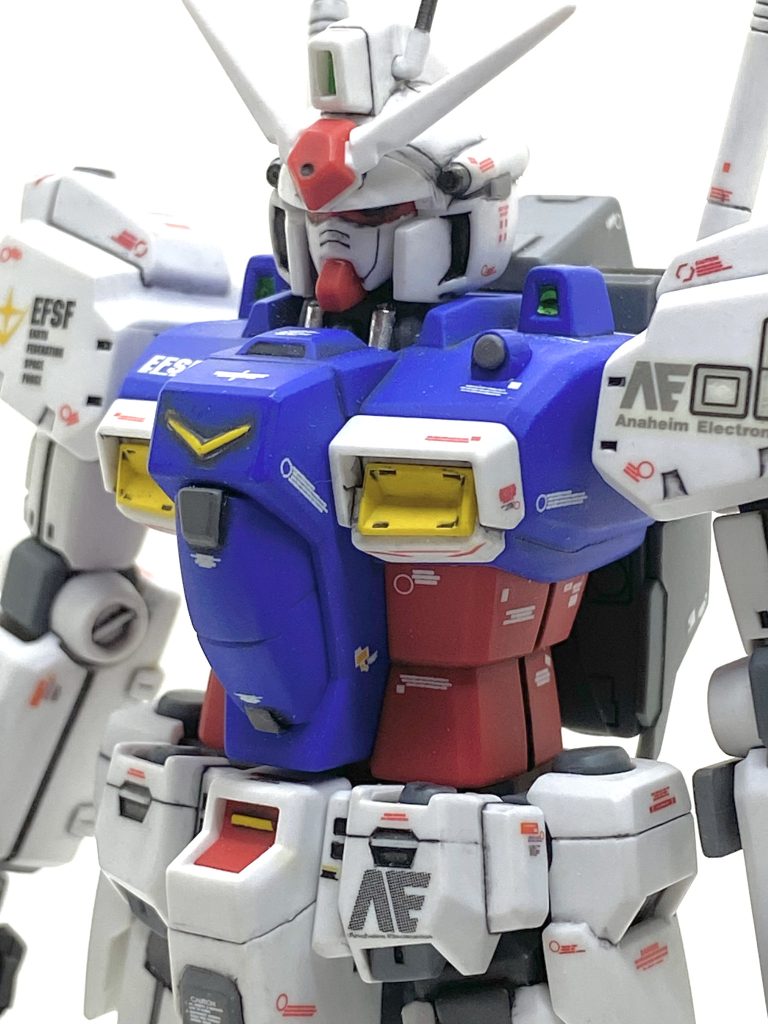 GP01はPGやRGは凄く完成度が高いのですが、やや頭部が大きめのキツい目をしていて設定画よりとはいえ、頭部だけはあんまり好きではありませんでした。MGやHGUCはカトキ氏が書く優しめの目をそのまま再現しているのでこちらの方が好みなので少し削り込み、目は緑のラビーを切って貼りました。肩のセンサーも同じなのですがこの時期のHGUCはシールが多くなく、時代の流れを感じます。