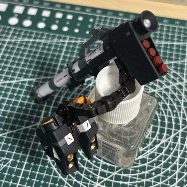 PG νガンダムの発表をみて、あまりのかっこよさに欲しくなってしまいましたが金額にビックリ。しょうがないので一番安いエントリーグレードを使って自分で作ることにしました。まずは今回発表された新アイテムのサポートアーム部分を「オプションパーツセット ガンプラ 08」を使って作ってみました。バズーカはジャンクのHG νガンダムを利用して塗装をPGに似せてみました。